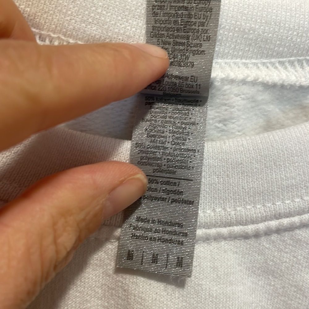 NWOT Gildan woman’s white sweatshirt - Picture 8 of 9